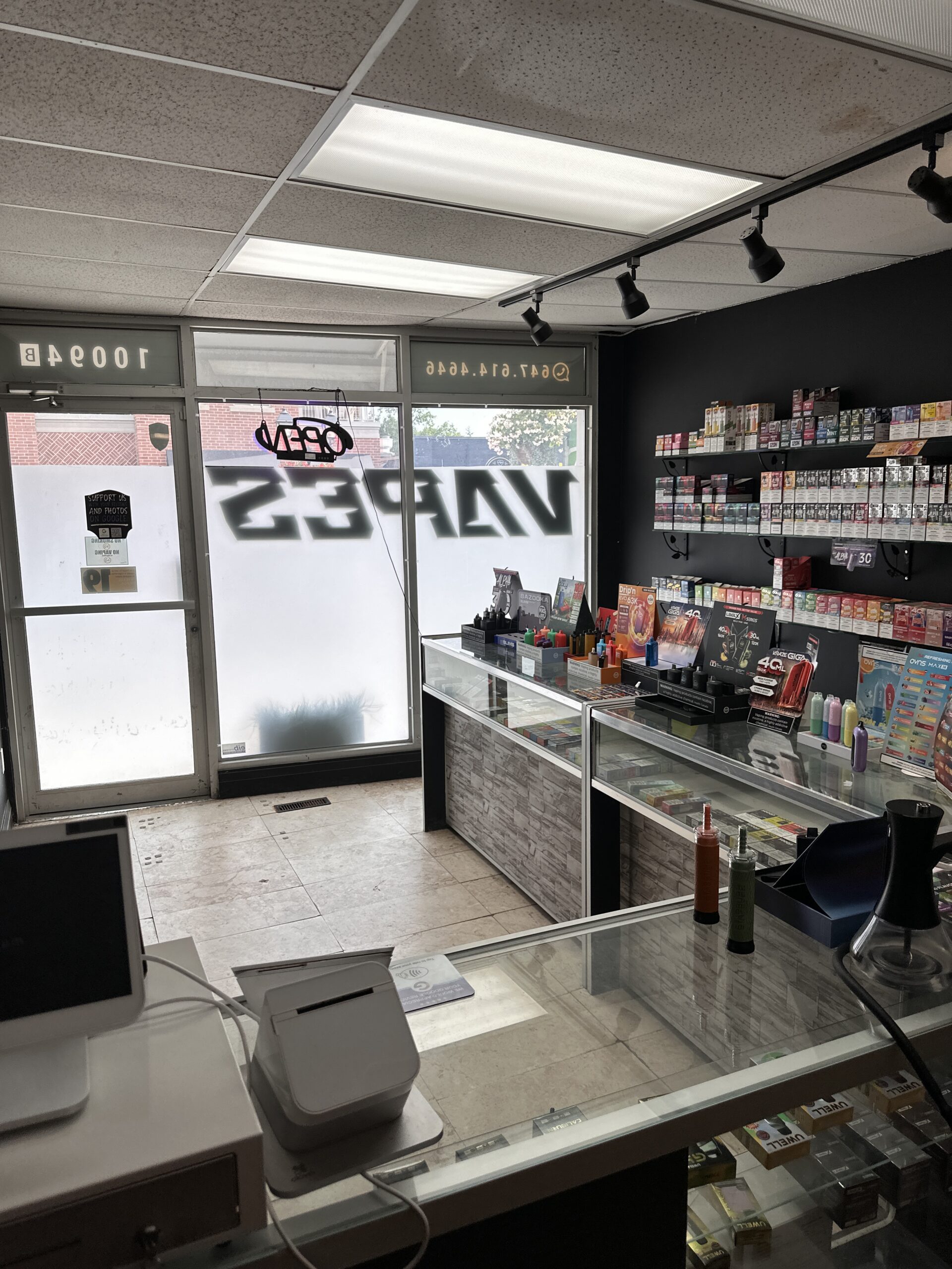crownvapes located in richmond hill